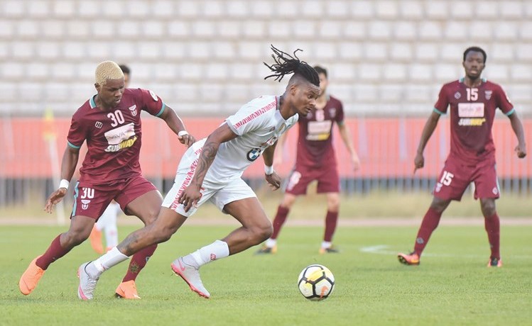 جمعة سعيد ينطلق بالكرة بمتابعة من مدافع النصر أدو روبن ﻿