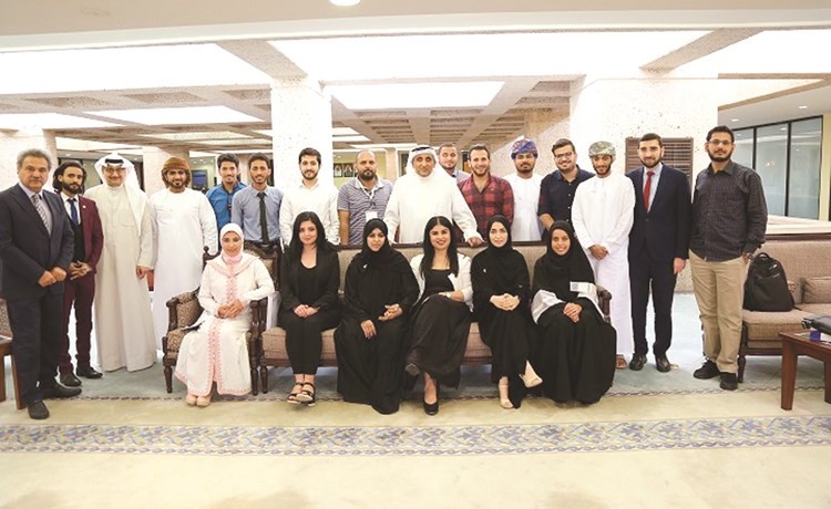 منى العياف وعبدالوهاب البدر مع المشاركين في الدورة التدريبية﻿