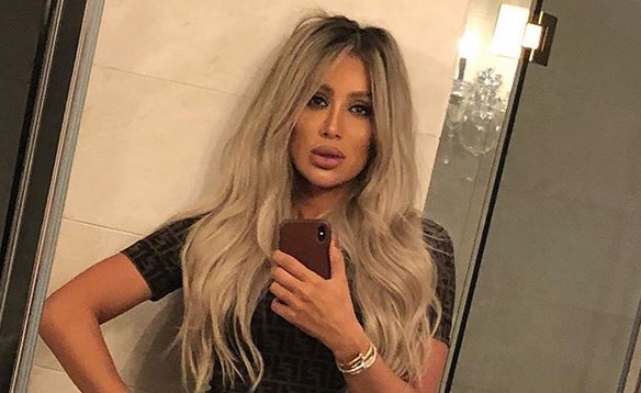 بالفيديو.. مايا دياب تمشي حافية برداء الاستحمام في شوارع لندن بعد تعرضها للسرقة