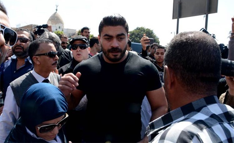 بالفيديو.. خالد سليم باكيا: قصرت في حق والدي