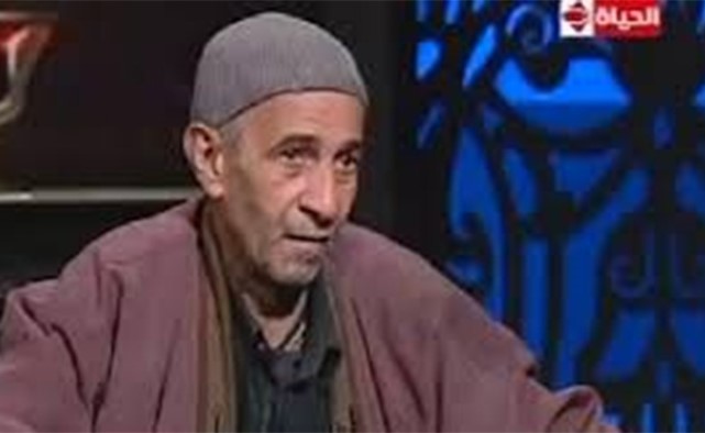 بالفيديو.. عامل نظافة مصري: قرأت 4 آلاف كتاب وتعلمت عدة لغات