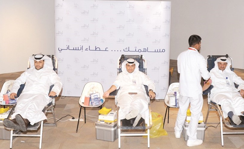 الرئيس التنفيذي مع مديري شركة أركان الكويت العقارية خلال التبرع بالدم﻿