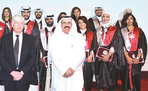  يعقوب الرفاعي وديسموند نيلسون مع موظفي البنك الأهلي الكويتي  ﻿