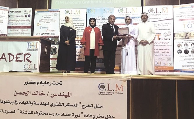 تكريم أحد الخريجين﻿