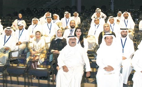 الشيخ ناصر صباح الأحمد والمستشار د.يوسف الإبراهيم خلال اللقاء مع أعضاء اللجنة الإشرافية لمشروع «كفو»