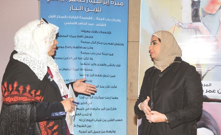 د.هدى الشطى متحدثة إلى الزميلة هناء السيد (ناصر عبدالسيد)﻿