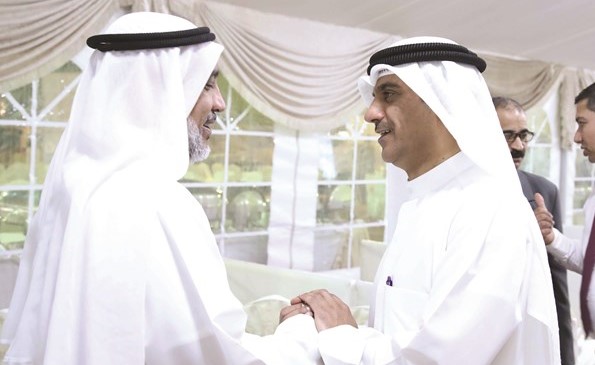 البدر مستقبلا أحد الناخبين ﻿