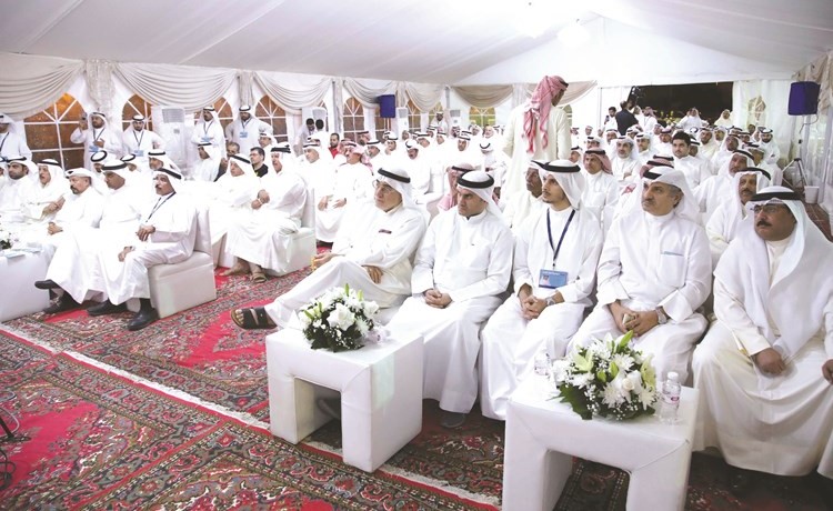 عبدالله الكندري في مقدمة الحضور ﻿