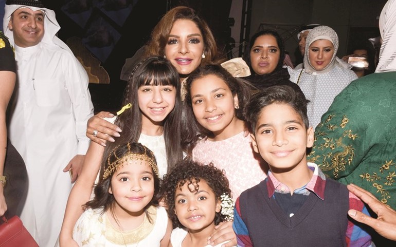 مرام مع مجموعة من الأطفال﻿