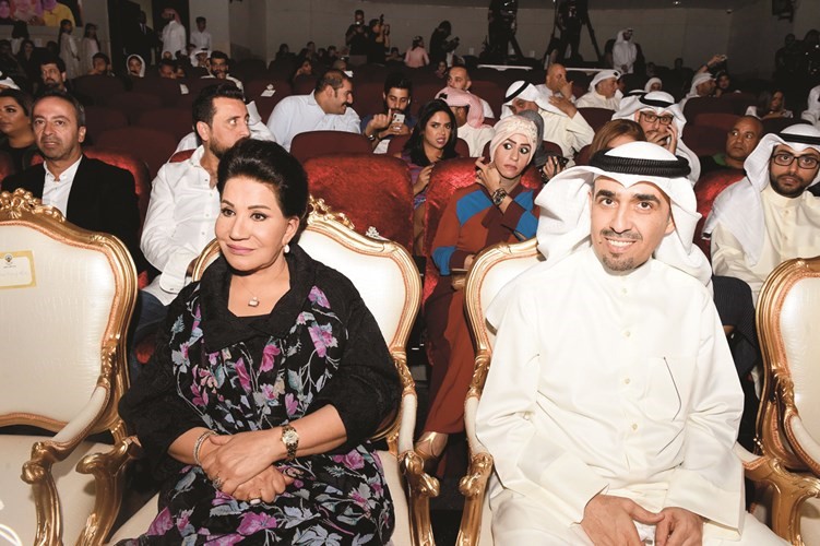 الفنانة القديرة سعاد عبدالله والوكيل المساعد غالب العصيمي﻿