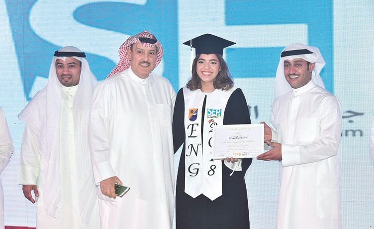  طلال جاسم الخرافي يكرم الخريجة سارة الغانم ﻿