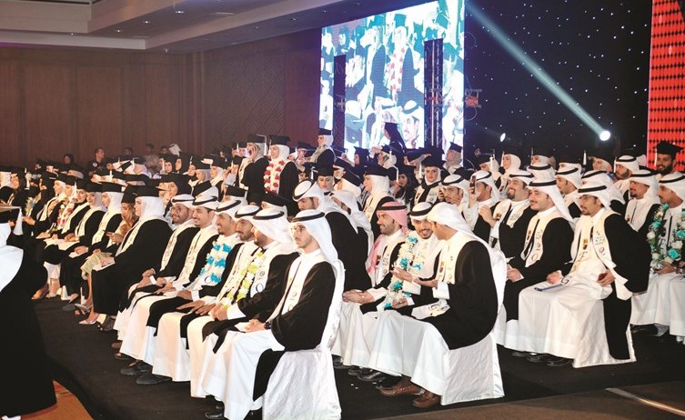 مجموعة من الخريجين والخريجات	(زين علام)﻿