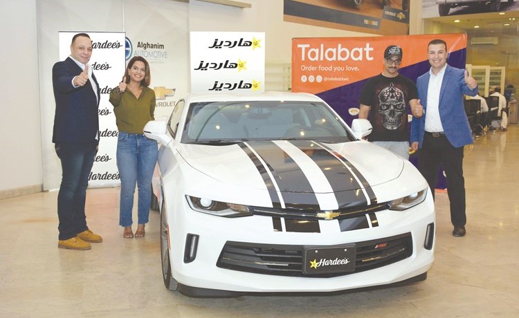 «هارديز» تُزيح الستار عن اسم الفائز الثالث بسيارة شفروليه كمارو 2018 بيضاء اللون