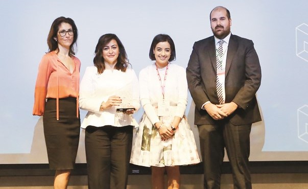 أفراح الأربش وجميل جرجس وسارة بورحمة يتسلمون الجائزة نيابة عن البنك الأهلي﻿