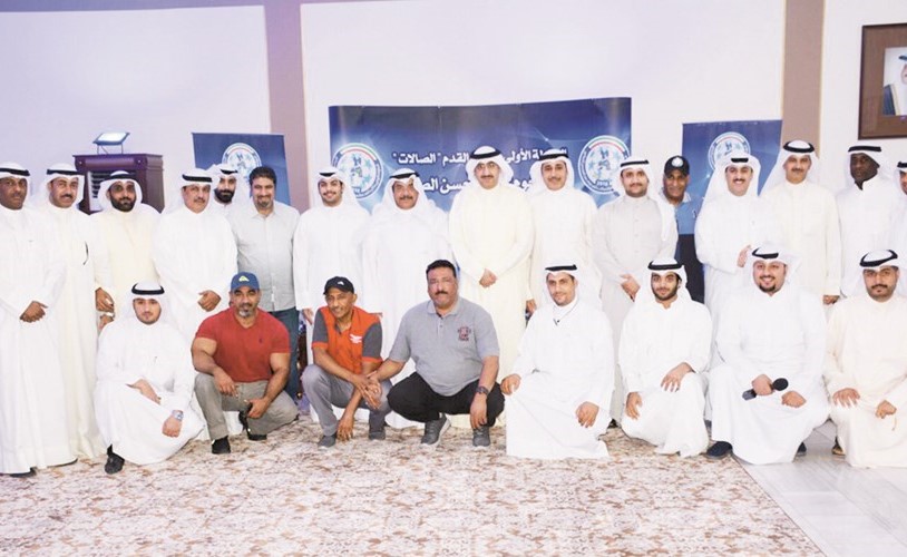 اللجنة المنظمة للبطولة في لقطة تذكارية﻿