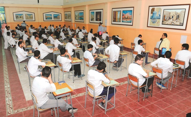 الطلبة خلال أداء الاختبارات في إحدى المدارس﻿