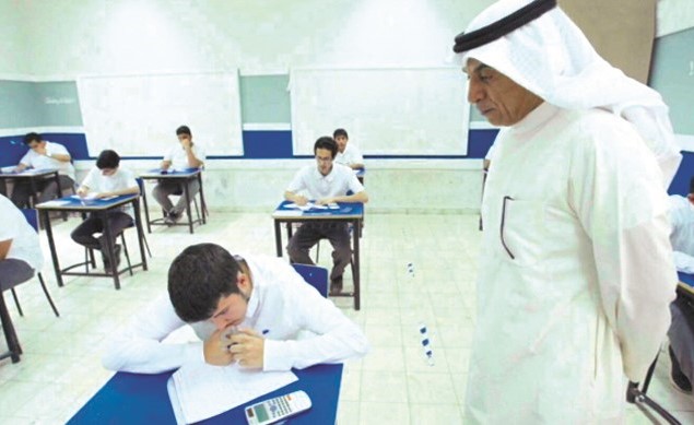د.حامد العازمي خلال جولته على إحدى اللجان ﻿
