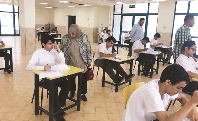 بدرية الخالدي في حديث مع أحد الطلبة	﻿