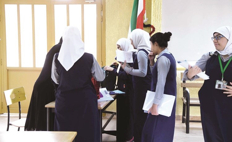 جانب من تفتيش الطالبات قبل الدخول إلى اللجان﻿