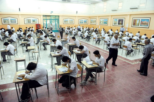 جانب من الطلبة خلال أداء الاختبارات في إحدى المدارس