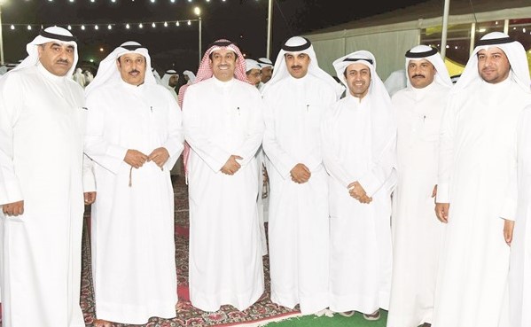 أحمد الشحومي وعدد من الحضور في المقر الانتخابي للمرشح د.علي العازمي -(محمد هنداوي) ﻿