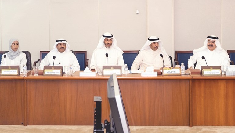 يوسف الجاسم وأركان الكويتية خلال اجتماع لجنة الميزانيات﻿
