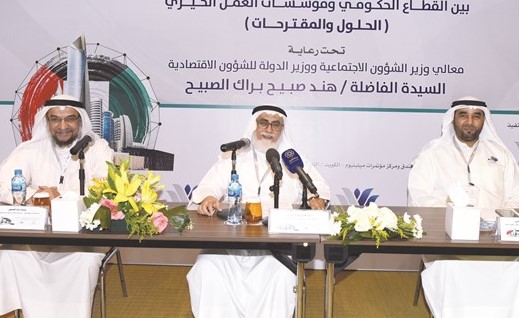 عبدالمحسن الخرافي يتوسط يوسف الصميعي وجمال النامي	(محمد هنداوي)﻿