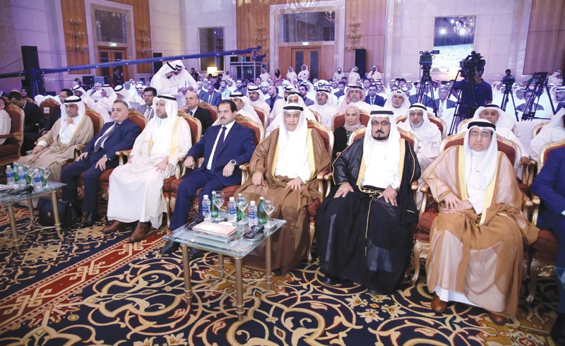 الوزير بخيت الرشيدي والشيخ عبدالله الأحمد وم. محمد بوشهري في مقدمة الحضور  (احمد علي)