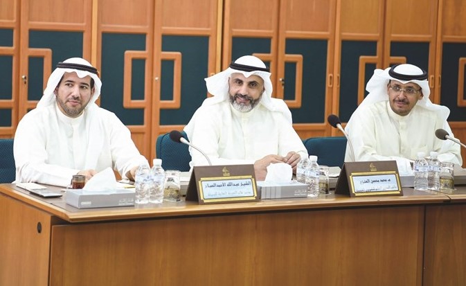 الشيخ عبدالله الأحمد وم.محمد العنزي اثناء اجتماع اللجنة﻿