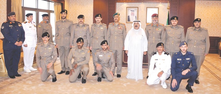 الشيخ ناصر صباح الاحمد والفريق الركن محمد الخضر مع الضباط المرقين ﻿