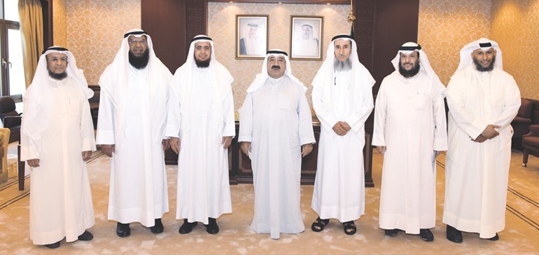 الشيخ ناصر صباح الاحمد مستقبلا رئيس مجلس ادارة جمعية احياء التراث الاسلامي طارق العيسى والوفد المرافق ﻿