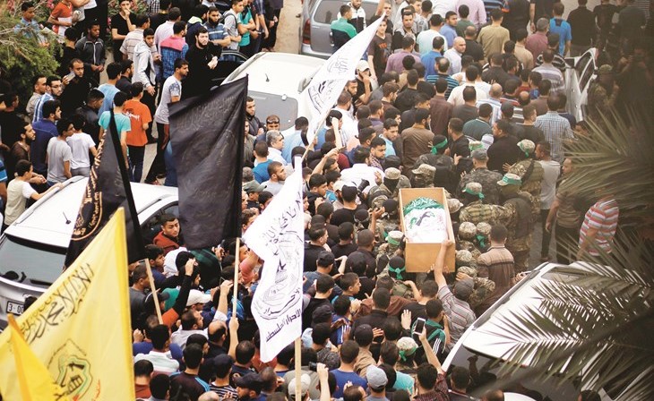 تشييع جثة ناشط «حماس» محمود القشاوي الذي قتل في انفجار امس (رويترز)