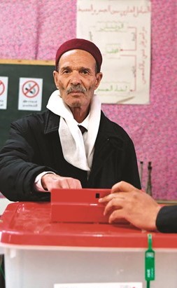 تونسي يدلي بصوته في الانتخابات البلدية ﻿