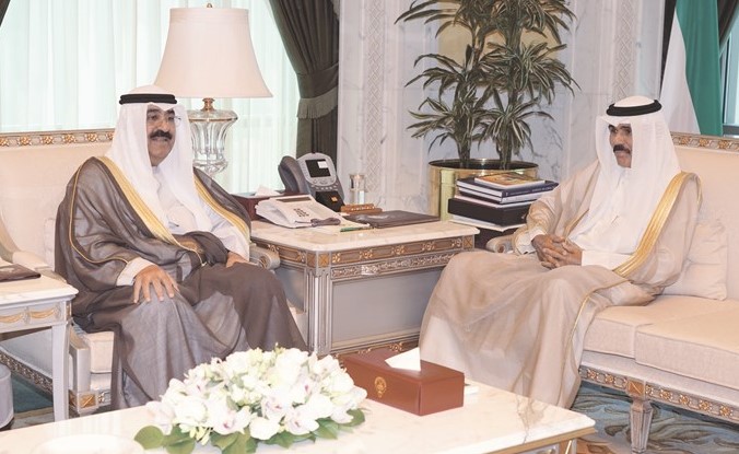 سمو ولي العهد الشيخ نواف الأحمد مستقبلا الشيخ مشعل الأحمد ﻿