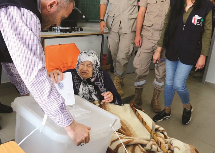 عجوز لبنانية لم يمنعها المرض من التصويت﻿