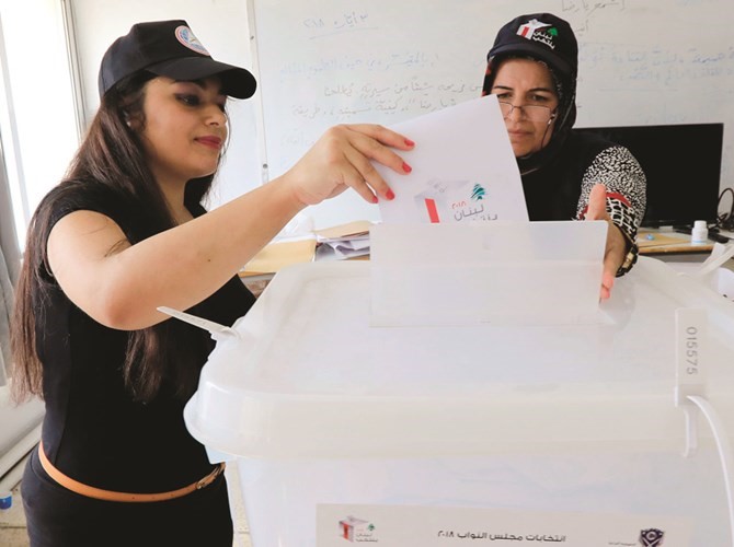  وسيدة تضع الظرف في الصندوق	 (أ.ف.پ)﻿