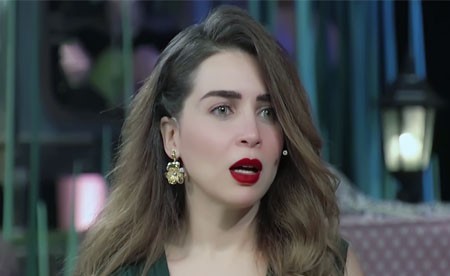 شاهد.. فنان يحرج مي عزالدين ويلتقط صورة لها وهي نائمة في الكواليس..