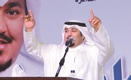 أحمد العنزي متحدثا خلال افتتاح مقره ﻿