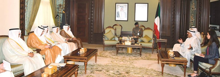 الشيخ ناصر صباح الأحمد مستقبلا الشيخة الزين الصباح و 5 محافظين ﻿