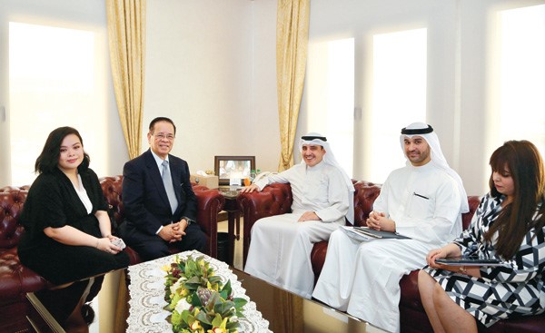 الشيخ د.أحمد ناصر المحمد مستقبلا وزير الإعلام وعضو مجلس الشيوخ الفلبيني الأسبق فرانسيسكو تاتاد