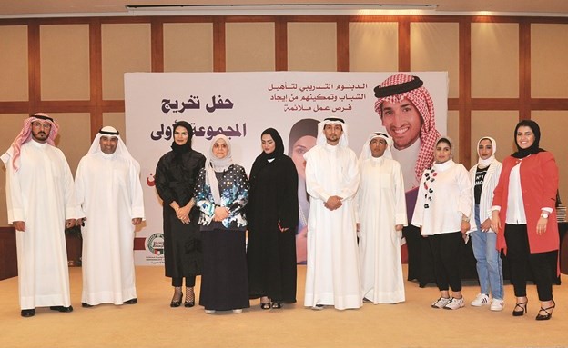  كوثر المسلم وعايد المطيري وعدد من المشاركين في المشروع      (زين علام)﻿