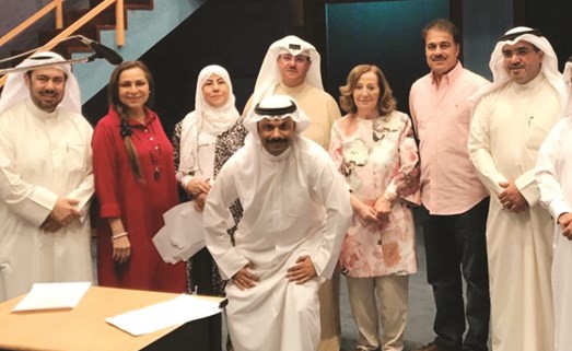 الشيخ فهد المبارك يتوسط فريق المسلسل والكاتبة القديرة عواطف البدر﻿