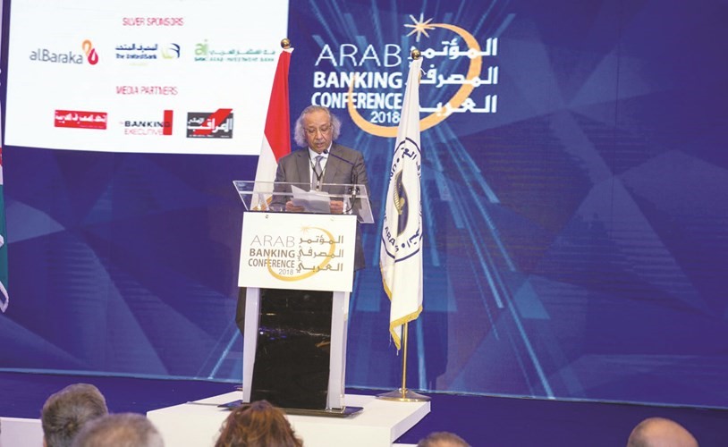 الجراح متحدثا خلال المؤتمر﻿