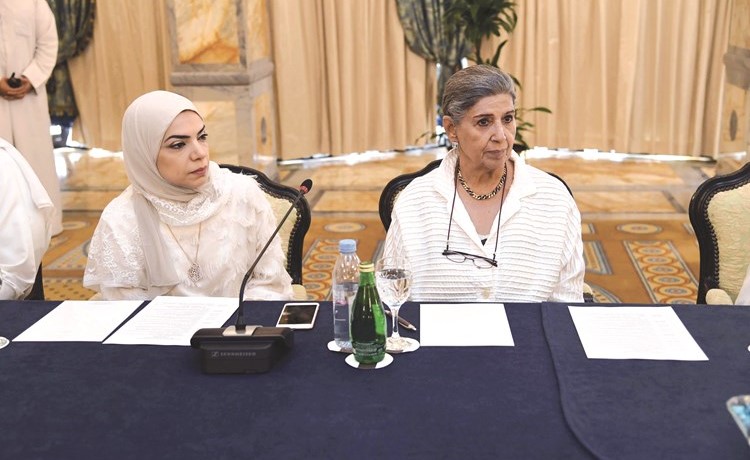 رئيسة جمعية الصحافيين فاطمة حسين والزميلة رابعة الجمعة خلال الحلقة النقاشية ﻿