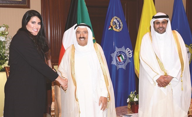 صاحب السمو الامير الشيخ صباح الاحمد خلال استقباله احدى الفائزات بجائزة الكويت للتميز والإبداع الشبابي بنسختها الثالثة﻿