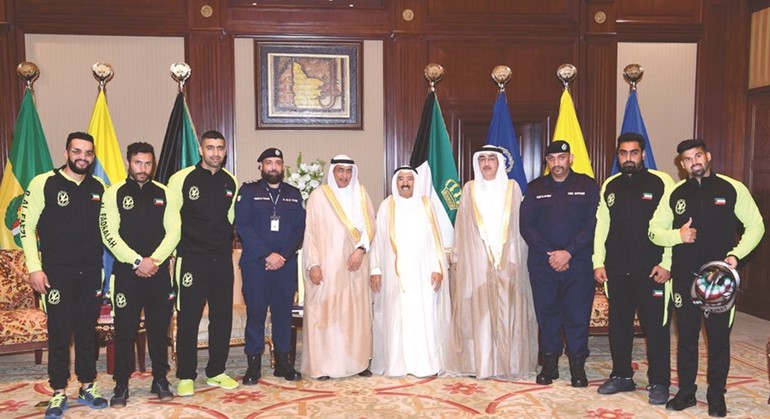 صاحب السمو الامير مستقبلا بخيت الرشيدي وجمال جعفر ورئيس فريق تحدي رجال الإطفاء فيصل ميرزا ومدير الفريق فهد عبدالرحمن الفودري وأعضاء الفريق﻿