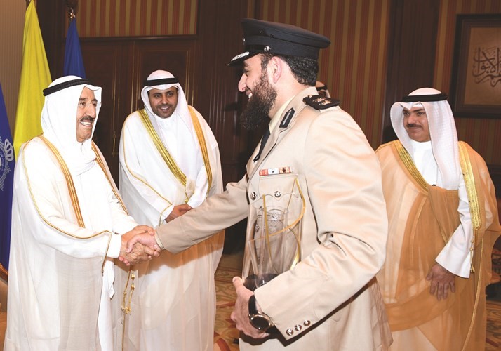 بالفيدو.. الأمير استقبل عدداً من الشباب المتميزين: إحرازكم الجوائز في المنافسات الدولية يمثل دافعاً للشباب برفعهم راية الوطن في المحافل الدولية