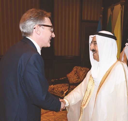 صاحب السمو مصافحا السفير السويسري ﻿