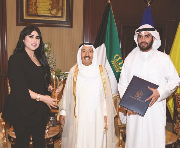 صاحب السمو الأمير الشيخ صباح الاحمد مستقبلا أبرار المسعود﻿