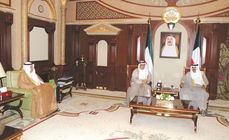 سمو ولي العهد الشيخ نواف الأحمد مستقبلا السفيرين منصور العتيبي وعبداللطيف اليحيا﻿